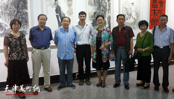 左起：画家张惠玲、邱和法、向中林、柳河、王俊英、张国富、柴寿敏、曹剑英在展厅