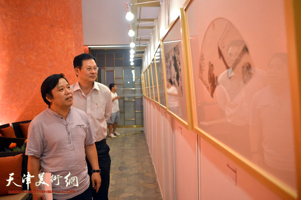李耀春、潘津生在观赏展出的赵强作品。