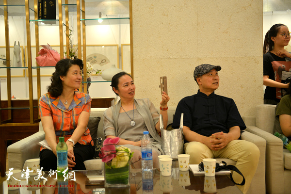 万镜明、赵强、高文红在ART LOTTE艺术沙龙上。