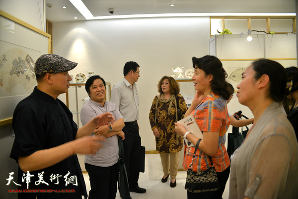 万镜明、李耀春、赵强等在画展现场交流。