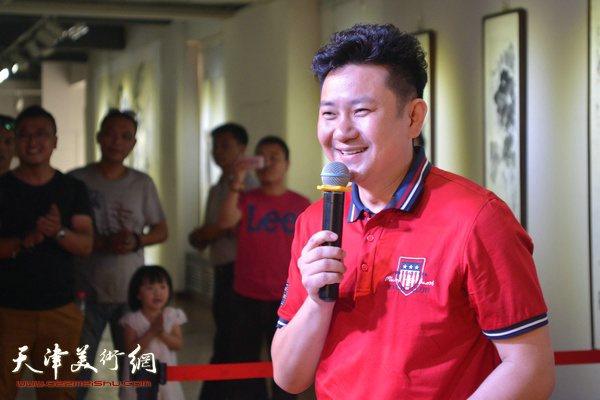 天津广播电视台著名主持人、书法家朱懿主持开幕仪式。