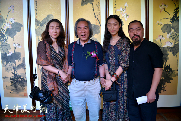霍春阳与刘金凯及家人在书画展现场。