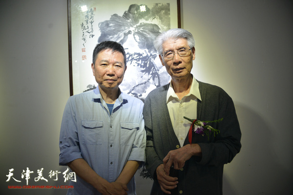 杨德树、刘文生在书画展现场。