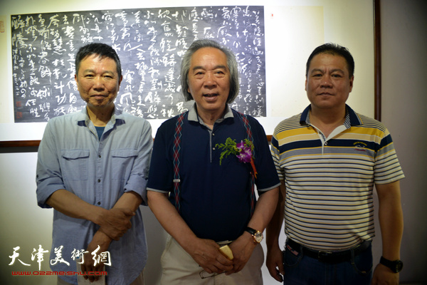霍春阳、刘文生、王念在书画展现场。