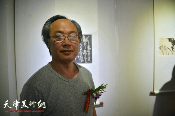 陈福春在书画展现场。