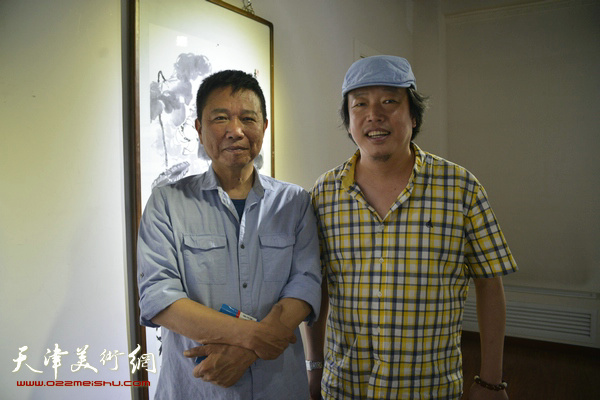 刘文生、闫维远在书画展现场。