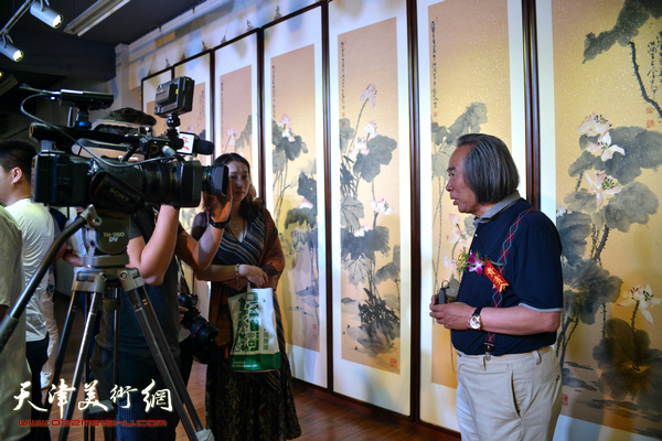 霍春阳在书画展现场接受媒体现场采访。