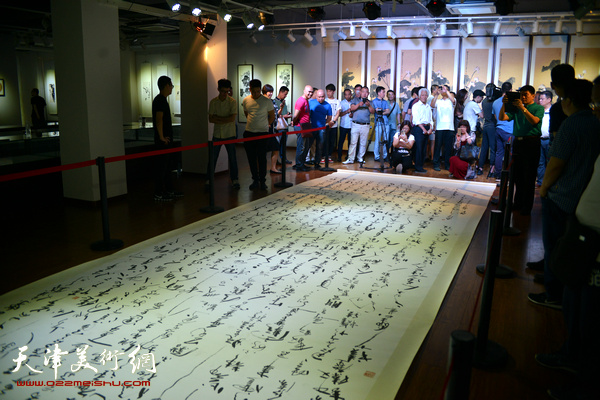 书画展现场展出的刘金凯十米长巨幅书作。