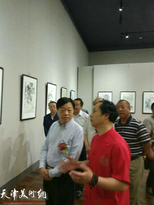 张大功与领导在画展现场观赏作品