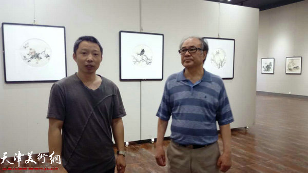 郭书仁与嘉宾在画展现场