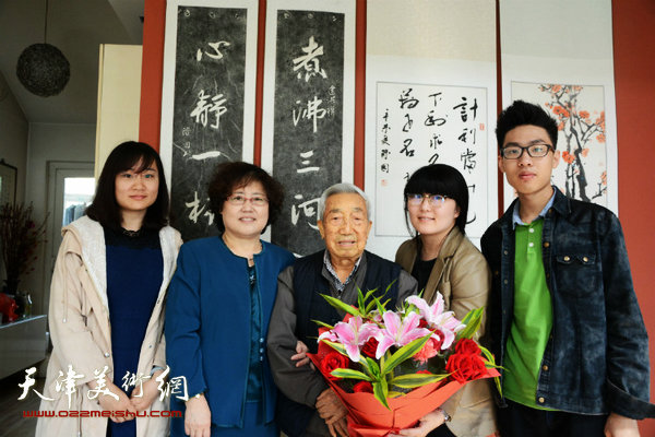 陈因2015年与天津美术学院大学生延安精神研究会的师生在一起