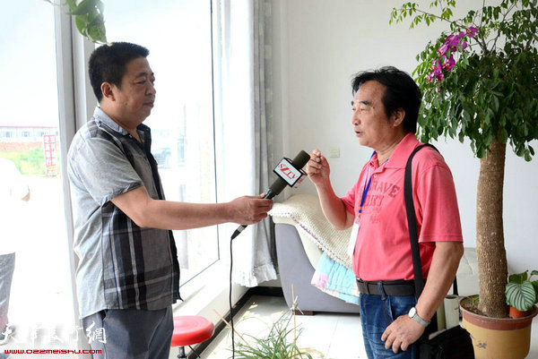 陈重武在启动仪式现场接受媒体采访。