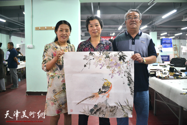 许鸿茹、周凤祥、赵筱兰在活动现场。