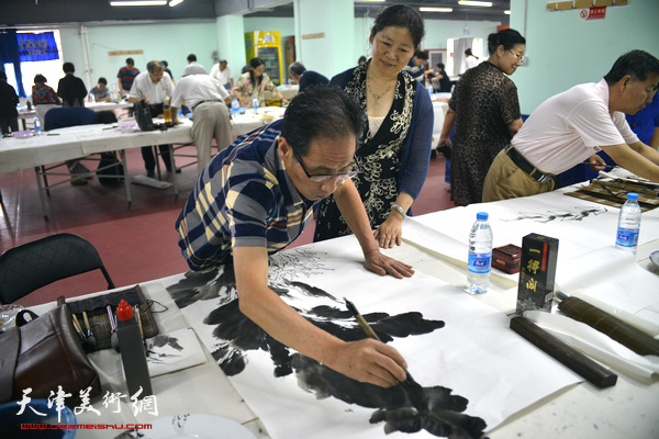 卢炳剑、石伟在活动现场。