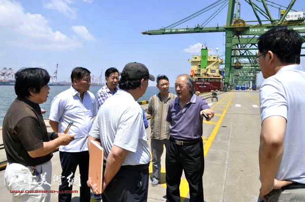 王书平与画家们在天津港太平洋国际集装箱码头
