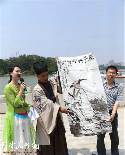 赵壹在活动现场展示主题画作。
