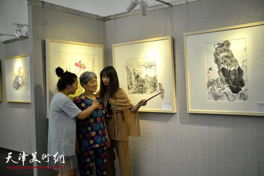 民盟天津市委会“同心·前行”美术作品展现场。