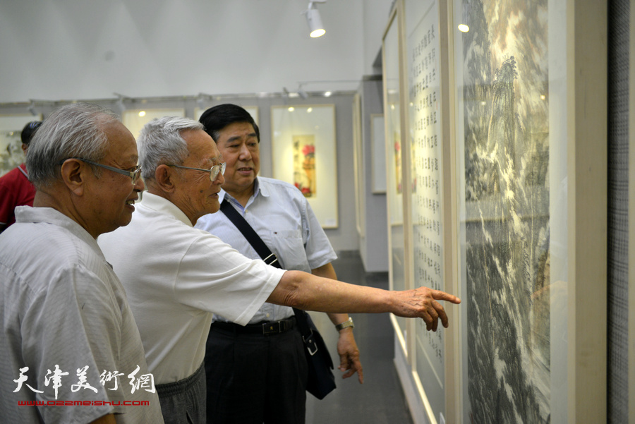 民盟天津市委会“同心·前行”美术作品展现场。