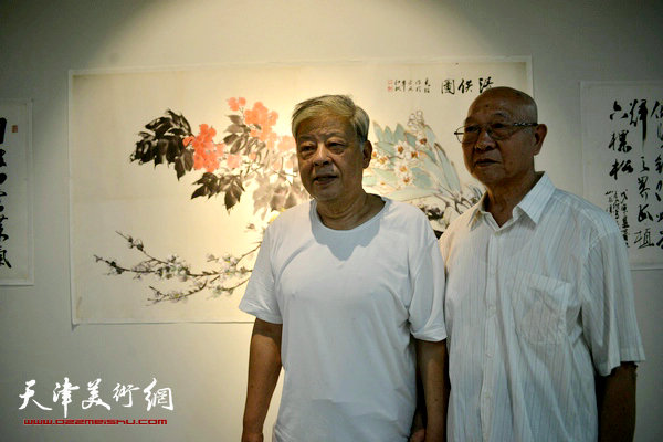 孙克维与王连仲在画展现场。