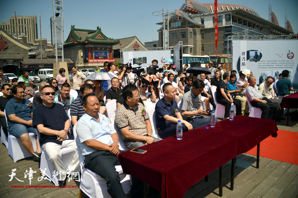 “桃李英华”何家英师生美术作品展全国巡回展天津站的开幕式。