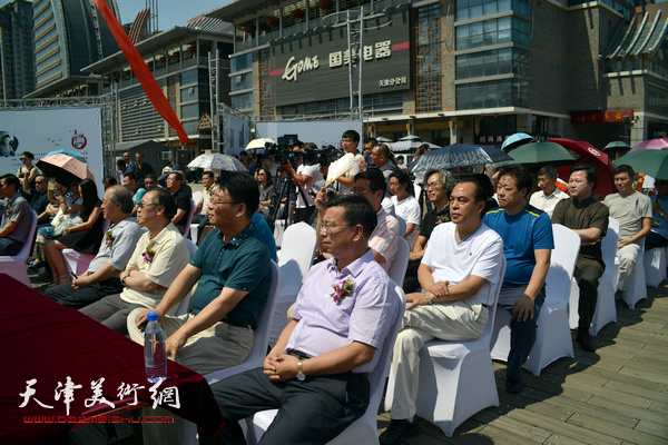 “桃李英华”何家英师生美术作品展全国巡回展天津站的开幕式。