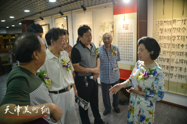 曹秀荣与黄殿祺、王学书、崔志强、郭鸿春等在画展现场交流。