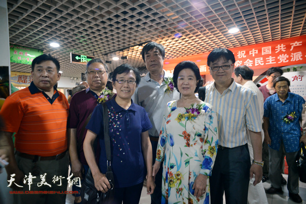 曹秀荣与萧惠珠、石增琇、杜晓光、霍洪天等在画展现场。