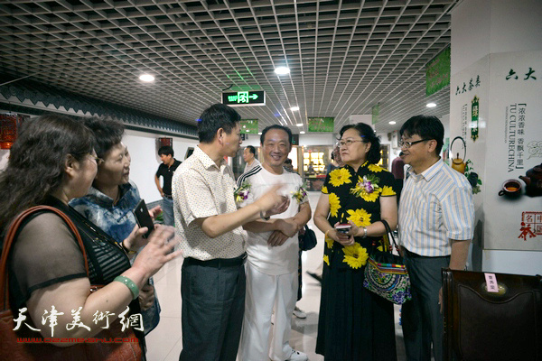 图为刘正、李桂金、刘志君、霍洪天在画展现场交流。
