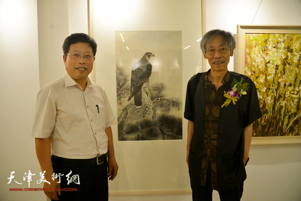 图为姚景卿、郭增庆在画展现场。