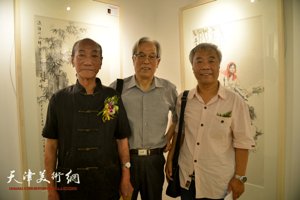 图为刘正明、黄枕石、王大奇在画展现场。