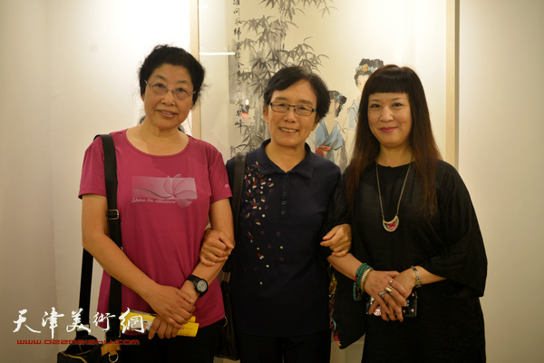 图为萧惠珠、张永敬、黄雅丽在画展现场。