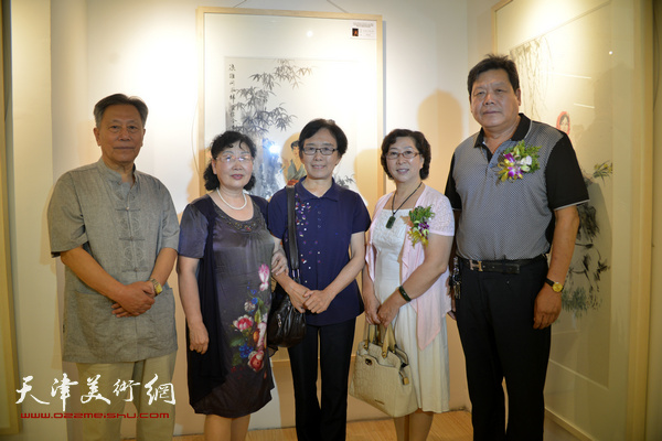 图为郭鸿春、萧惠珠、冯字锦、王学莲在画展现场。