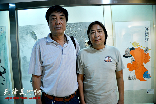 图为杜晓光、杨亦谦在画展现场。