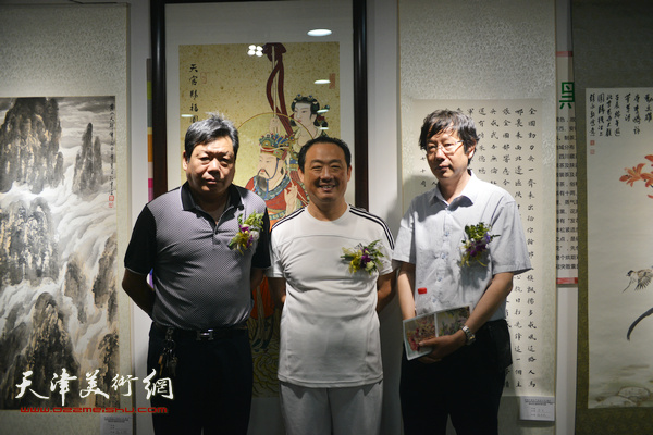 图为郭鸿春、王春涛、刘志君在画展现场。