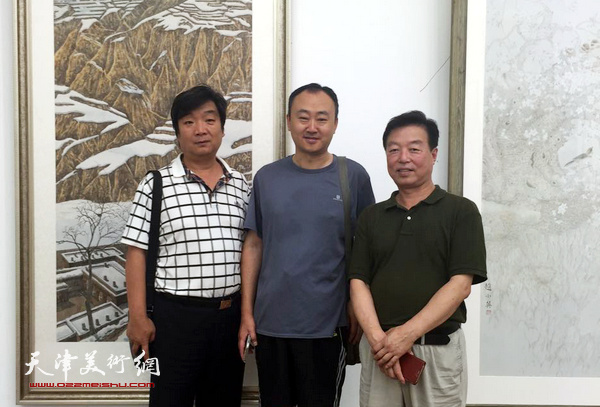 杨建国、翟鸿涛、柴博森在画展现场。
