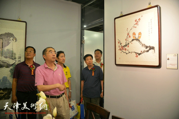 喻建十、田宝江、张鹤年、吴玉亮在希望工程文化艺术品中心