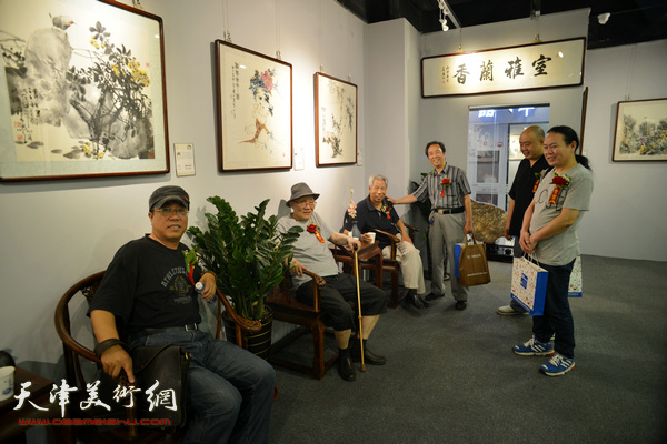 孙长康、赵作樑、王寅、刘绍斌等在希望工程艺术品中心。