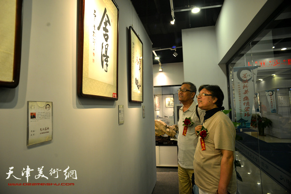 刘光炎、吕立在希望工程艺术品中心。