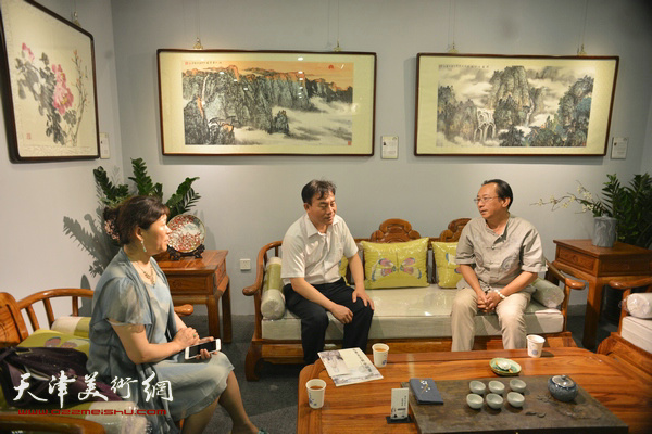 孙伟、石伟、郑爱民在希望工程文化艺术品中心6月28日正式启动。</P>