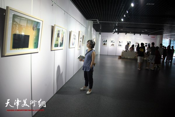 天津美院实验艺术学院综合基础绘画优秀作品展现场。