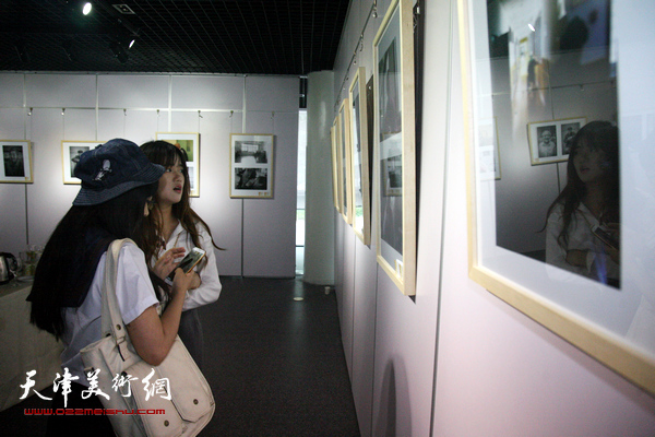 天津美院实验艺术学院综合基础绘画优秀作品展现场。