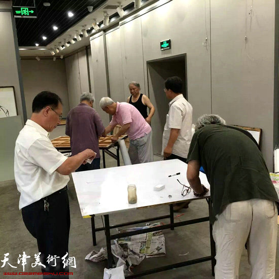 图为画展布展现场。