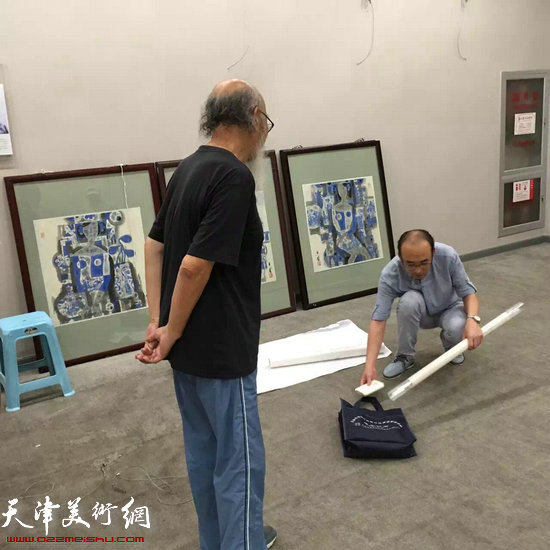 图为画展布展现场。