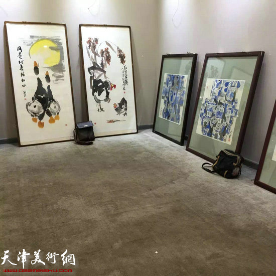 图为画展布展现场。