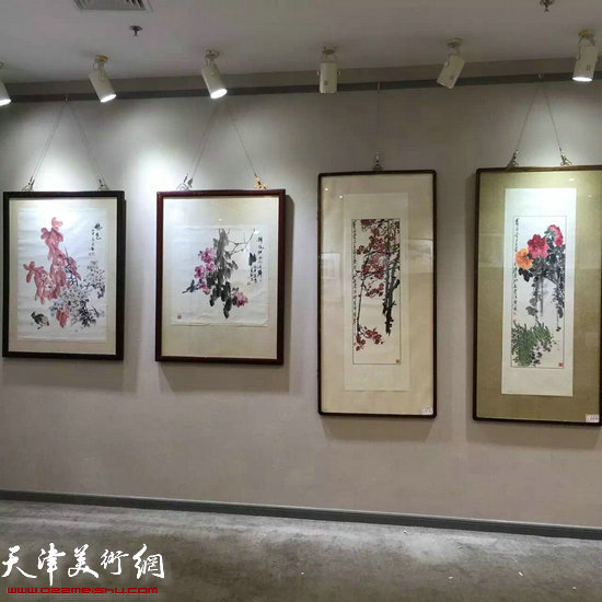 图为画展布展现场。