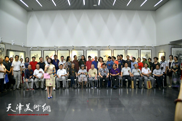 “翰墨溢彩——中国画八人精品展”开幕仪式。