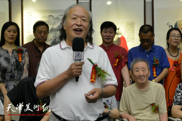 著名画家刘家栋代表参展书画家致辞。