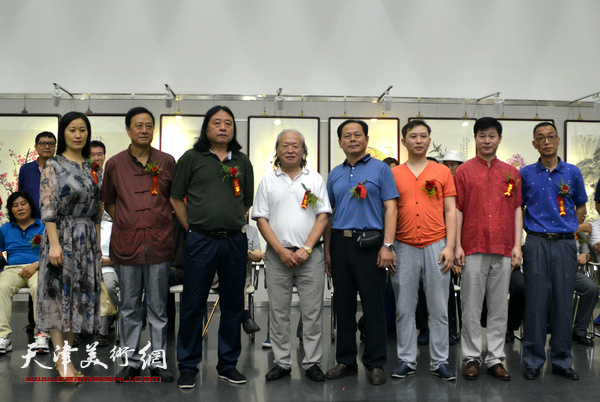 参展的八画家李展燕、张玉明、墨涛、刘家栋、刘士忠、刘鑫、魏玖来、黑辉与观众见面。