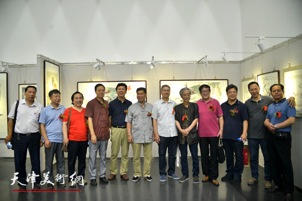 参展画家与姚景卿、卢贵友等嘉宾在画展现场。