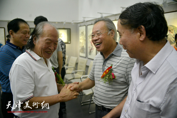 刘家栋与郭凤祥、王金厚在画展现场。